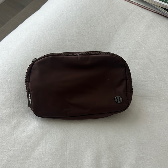 Lululemon Everywhere Belt Bag 1L - Picture 2 of 5
